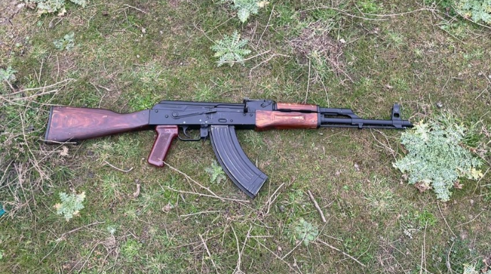 Biləsuvarda əkin sahəsində "Kalaşnikov" avtomatı aşkarlandı  - FOTO