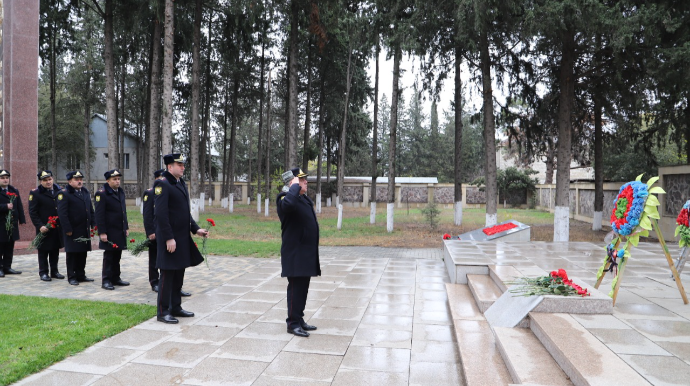 Tovuzda polis əməkdaşları Şəhidlər xiyabanını ziyarət ediblər  - FOTO