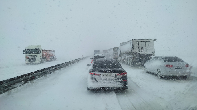 Rusiyada güclü qar səbəbindən 40 kilometrlik tıxac yaranıb 