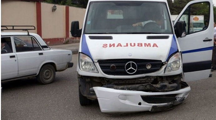 Gəncədə təcili tibbi yardım maşını "Mercedes"lə toqquşub 