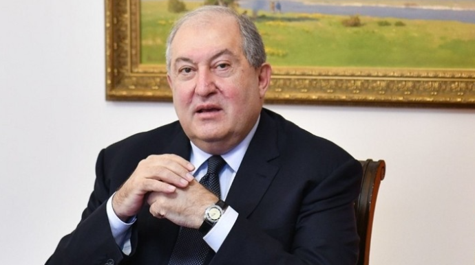 Prezident ikinci pasportunu gizlətməkdə qınanılır