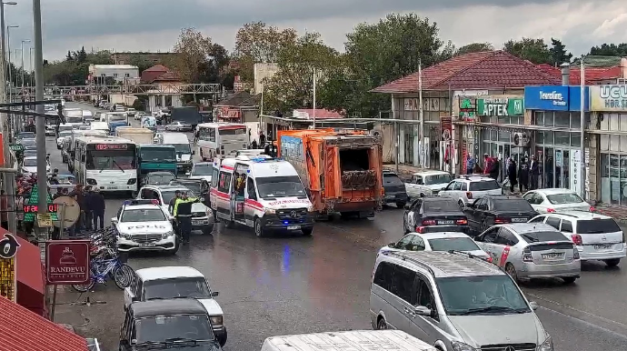 Zabrat yol-nəqliyyat  hadisəsi baş verdi: Yolda sıxlıq yarandı - FOTO