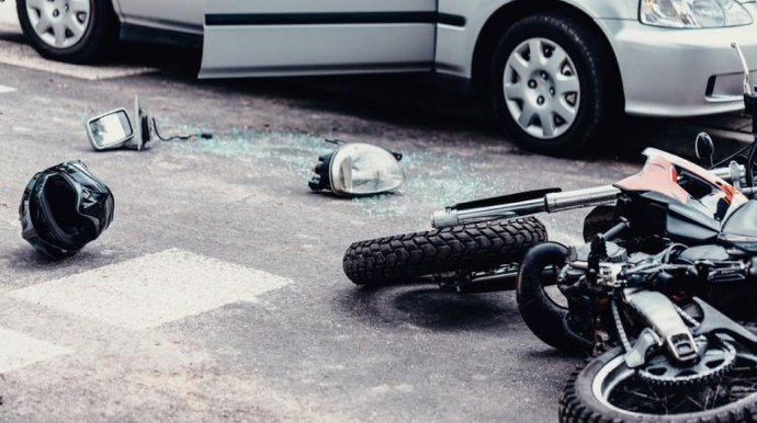 “Mercedes” motosikletlə toqquşdu 