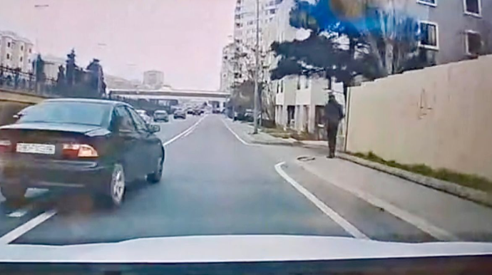 Prospektdə diqqətsiz sürücü maşını vurmaqdan son anda yayındı   - VİDEO