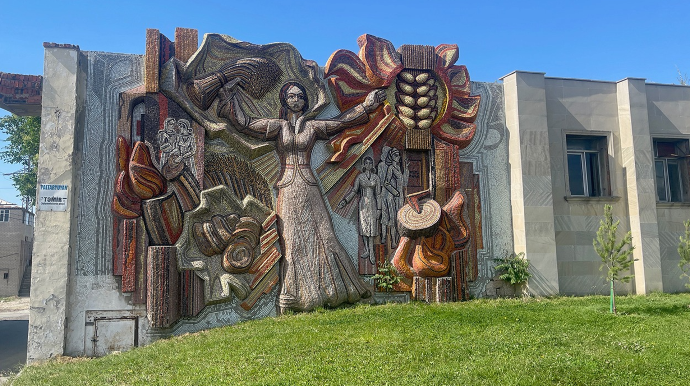 Prospektdəki divarda Sovet dövrünə aid dekorasiya sökülür? – MEMAR - FOTOSESSİYA 