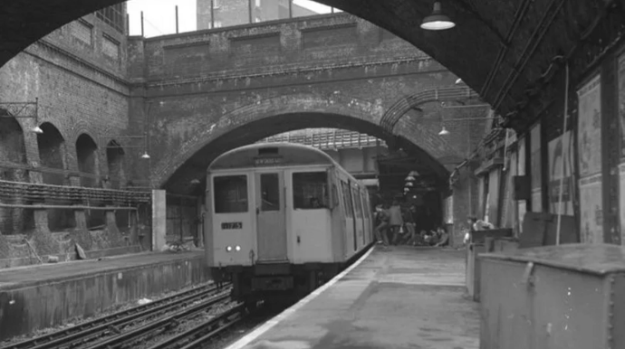 London metrosunun 100 illik xəritəsi satılır - FOTO