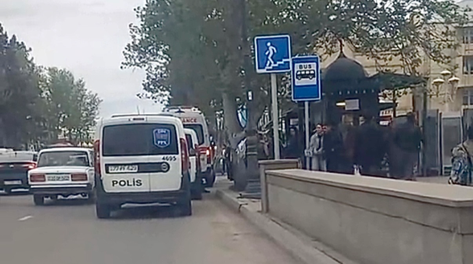 Dayanacaqda avtobus gözləyən kişi qəfil vəfat etdi   - VİDEO