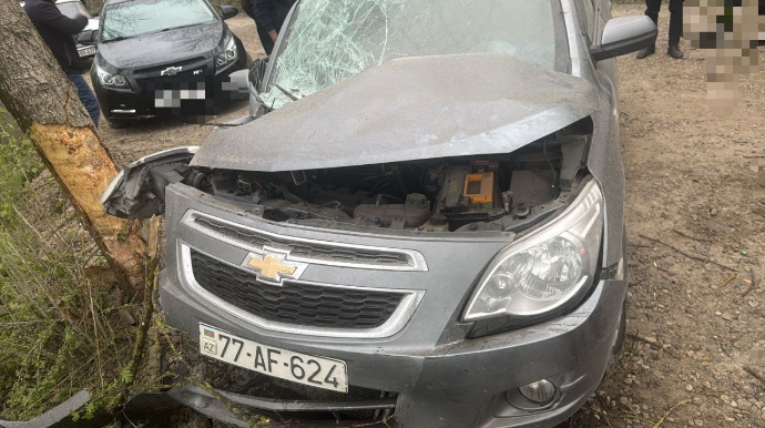 Qubada avtomobil ağaca çırpılıb, 4 nəfər xəsarət alıb - FOTO 