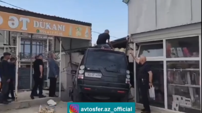 "Prius"un önünə çıxan "Discovery" mağazaya girdi - VİDEO 