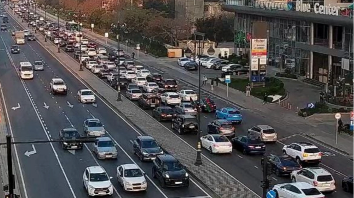 На каких улицах Баку 13 ноября наблюдаются транспортные заторы? 