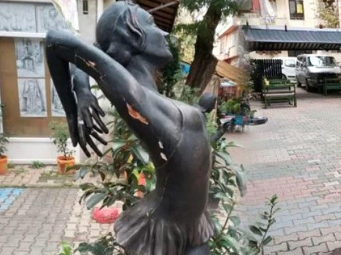 Sərxoş kişi qadın heykəlinə təcavüz etdi - FOTO