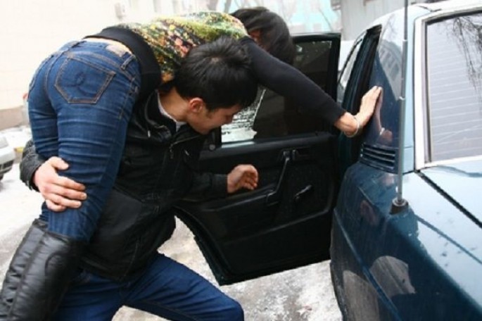 Bakıda qızı zorla avtomobilə mindirib qaçırdılar