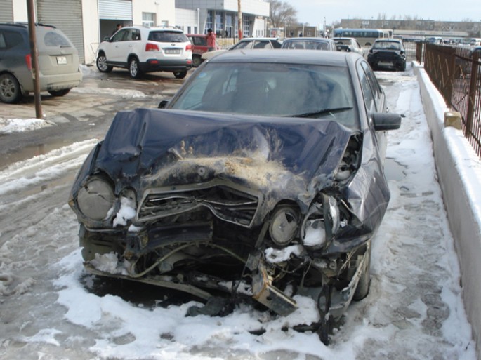 Qobustanda “Mersedes” yolun kənarında maneəyə çırpılıb