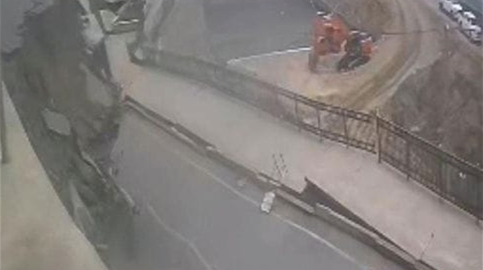 Türkiyədə yataqxananın uçan divarı yolu çökdürdü - VİDEO