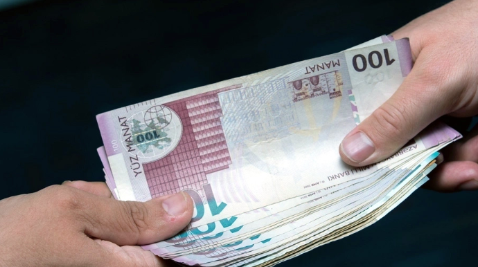 Bakıda məktəbdə işləmək istəyən ingilis dili müəllimindən 10 min manat aldılar