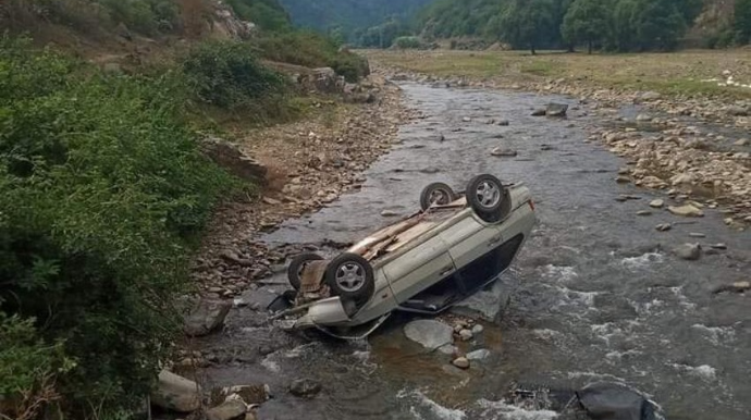 Tovuzda avtomobil körpüdən çaya aşıb, xəsarət alanlar var