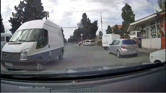 Döngəni zəbt edən taksilər görünüşü məhdudlaşdırıb qəzaya səbəb olurlar - VİDEO