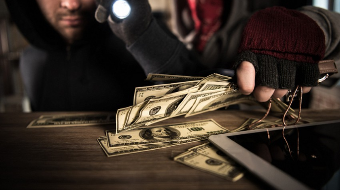 Bakıda evdən 11 000 manat və 4 600 dollar oğurlanıb 