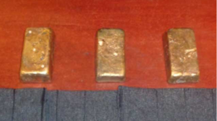 Ölkəyə qızıl külçə keçirən gömrükçülər həbsdən buraxıldı 