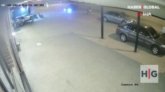 Sürücü avtomobillə əvvəl piyadaları, sonra digər maşınları vurdu - VİDEO