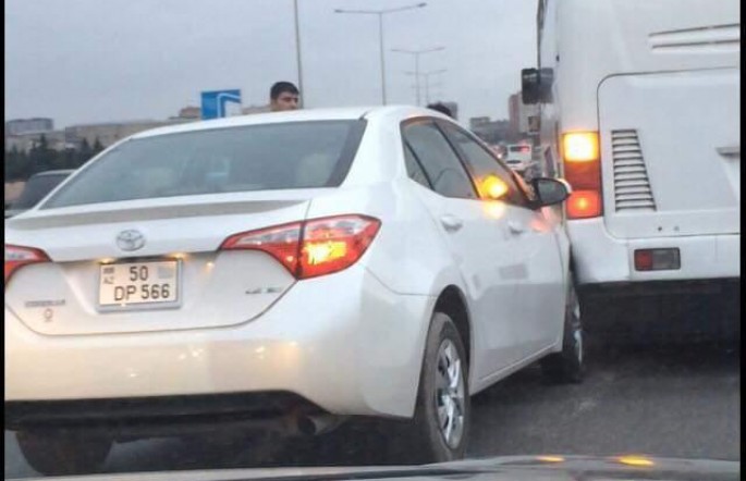 Bakıda marşrut avtobusu qəzaya uğradı - FOTO