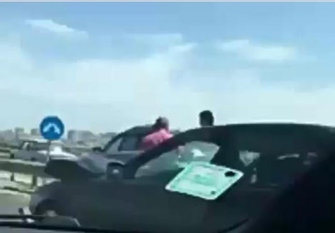 Yasamalda daha bir qəza: "Hyundai" dəmir arakəsməyə çırpıldı - VİDEO