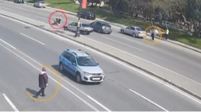 Prospektdə maşın yolu qaçaraq keçən ana və uşağını vurdu - ANBAAN VİDEO   