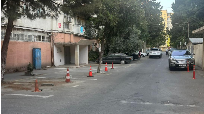 Xətaidə bina sakinləri maşınlarına yer ayırmaq üçün yolu zəbt edir - FOTO