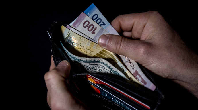 Ötən il Azərbaycanda dövlət qulluqçuları nə qədər maaş alıb?