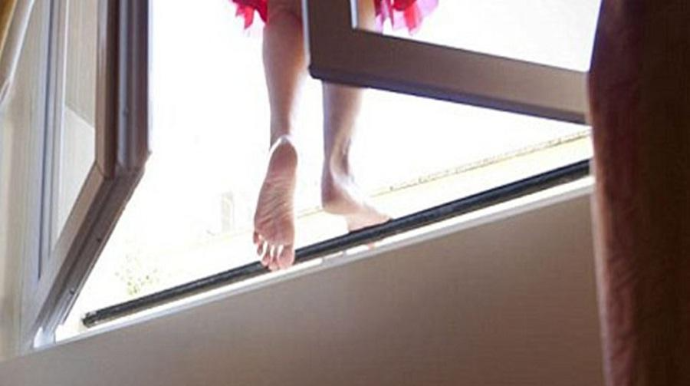 Bakıda qadın özünü binadan atdı