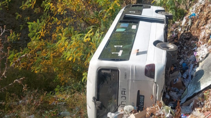 Gəncədə sərnişin avtobusu aşıb: Xəsarət alanlar var - YENİLƏNİB - FOTO - VİDEO 