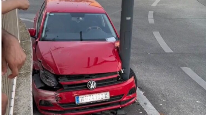 Avtomobil bordürlə işıq dirəyinin arasında qaldı  - VİDEO