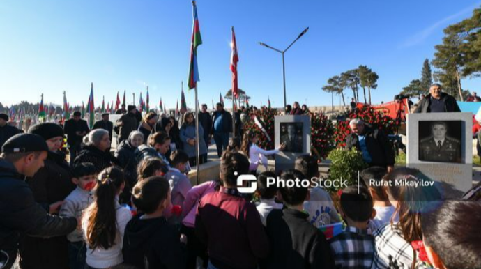 Граждане почтили память Полада Гашимова на его могиле  - ФОТО - ВИДЕО