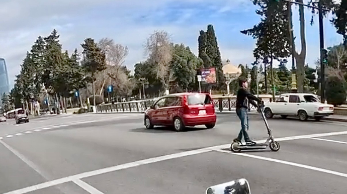 Prospektdə gənc oğlan skuterlə əks yola çıxıb təhlükə saçdı    - VİDEO