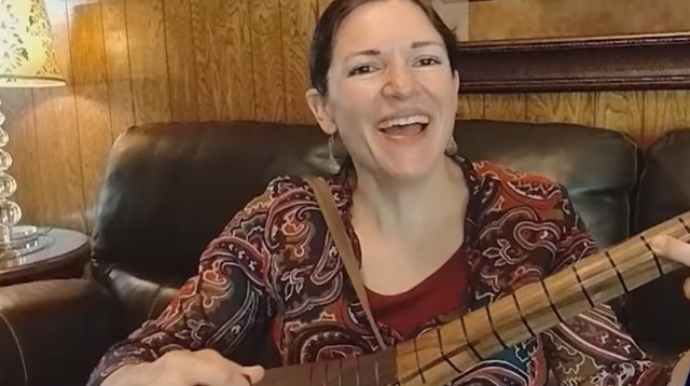 Gədəbəylilər kimi saz çalan Marta - VİDEO