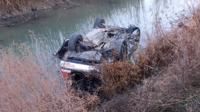 Sabirabadda "Mercedes" su kanalına aşdı: Xəsarət alanlar var - FOTO