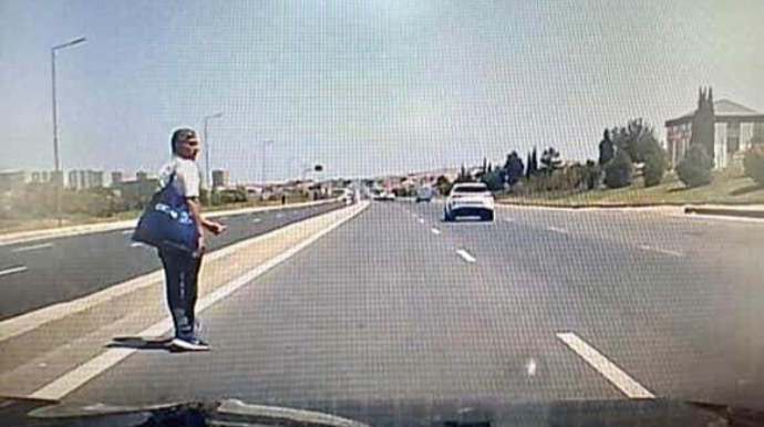На дороге Баку-Шамахы пешеход создал аварийную ситуацию - ВИДЕО 