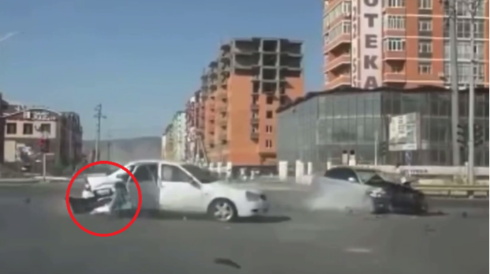 Yolayrıcında dəhşətli qəza:  sərnişin özünü yola atdı  - VİDEO