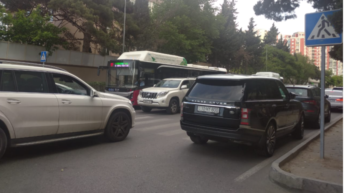 Piyada keçidində park edilən bahalı avtomobil – 10-HY-800 - FOTO