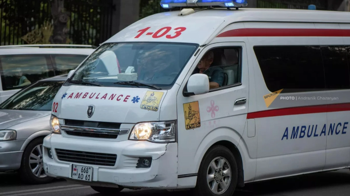 Sərnişin qatarı minik avtomobili ilə toqquşdu: Ölənlər var