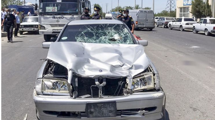 Sabirabadda avtomobil iki piyadanı vuraraq öldürüb