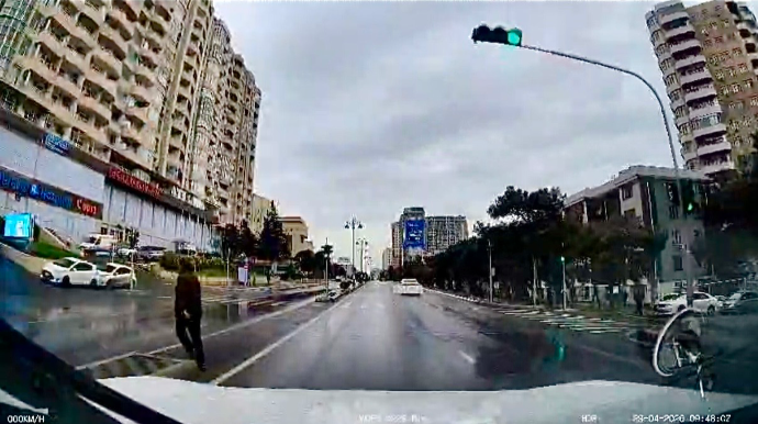 İşıqforu saymayan piyada sürücüləri çətin vəziyyətə qoydu   - VİDEO