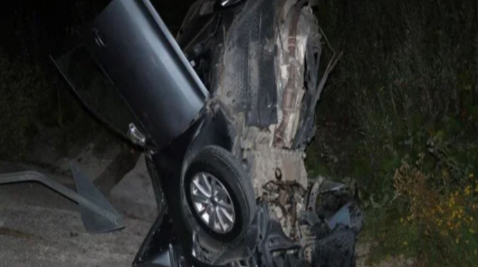 Maşın betona çırpılaraq iki hissəyə bölündü,  ölən var