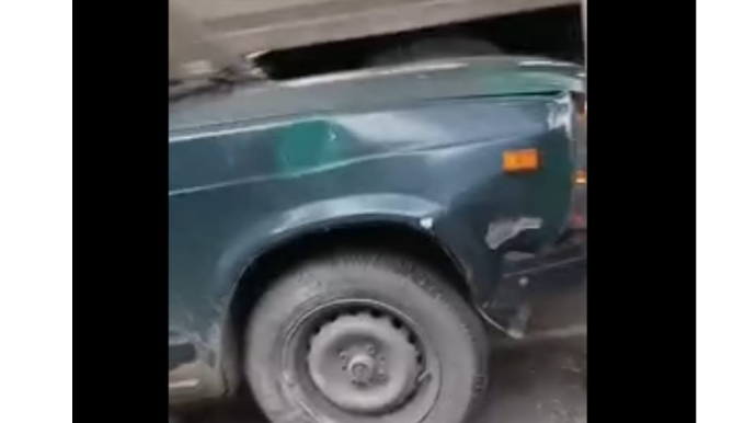 DƏHŞƏTLİ QƏZA  - Minik maşını yük maşınının altında qaldı   - VİDEO