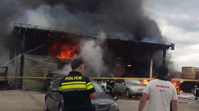 Пожар на авторынке в Рустави, около 20 автомобилей сгорели дотла  - ВИДЕО