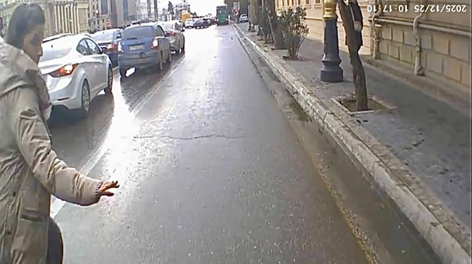 Maşınların arasından qəfil çıxan qadın az qala avtobusun altında qalacaqdı   - REAL VİDEO