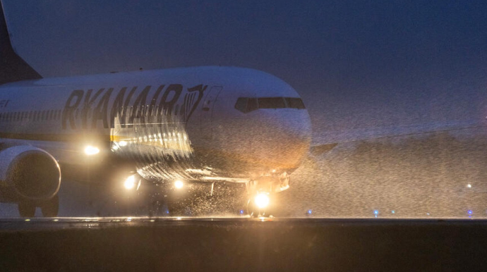 Londonda sərnişin təyyarəsi hasara çırpıldı