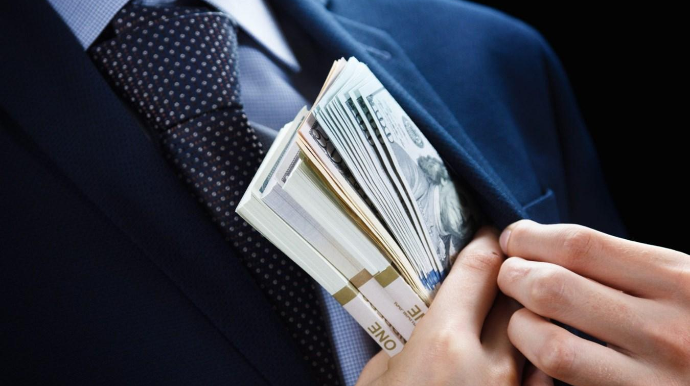 Rüşvət almaqda ititham olunan məktəb direktoru hakim qarşısına çıxarılır