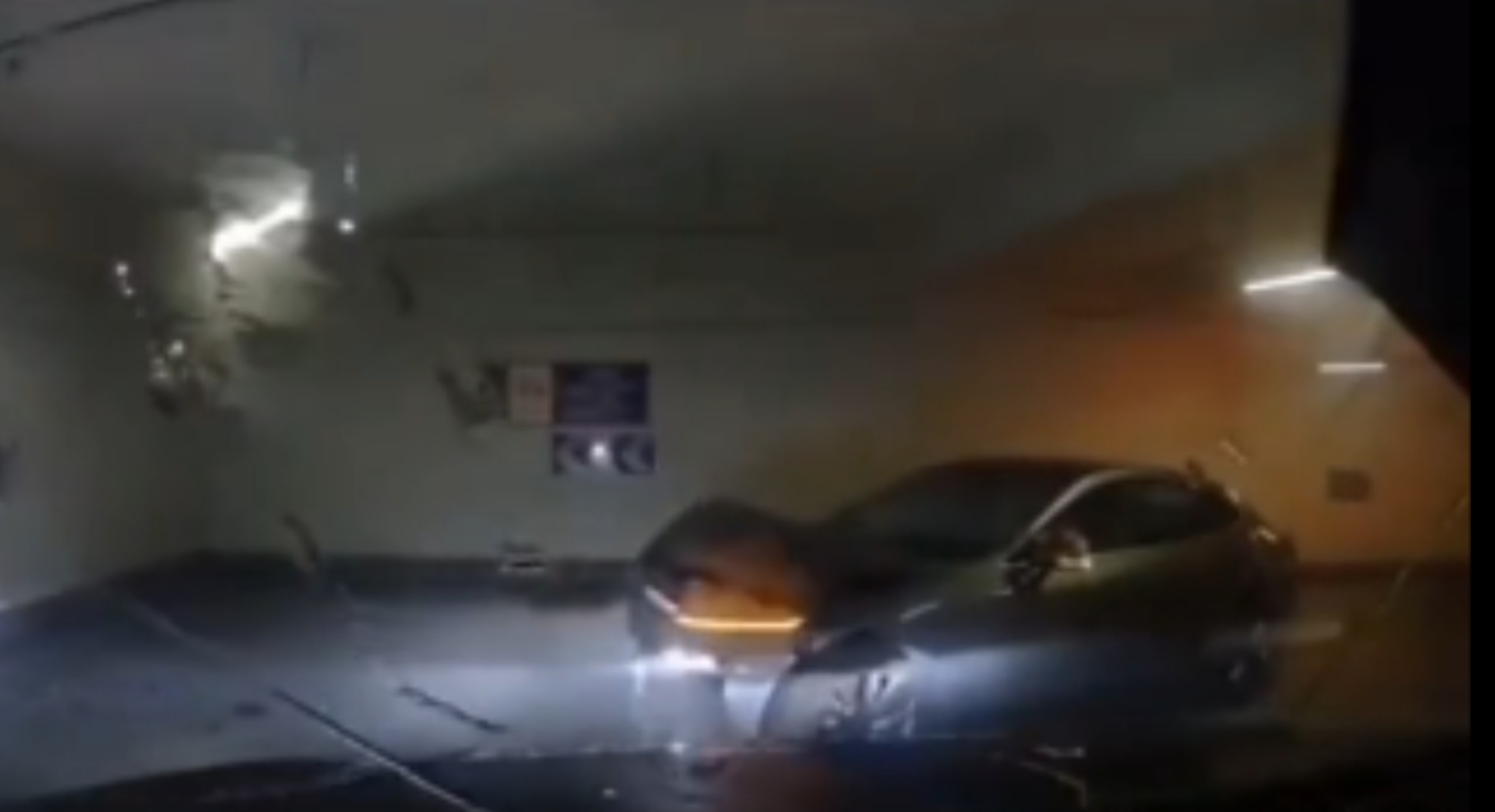 Yeraltı dayanacaqdan çıxan sürücü özünü itirib maşını divara çırpdı  - VİDEO