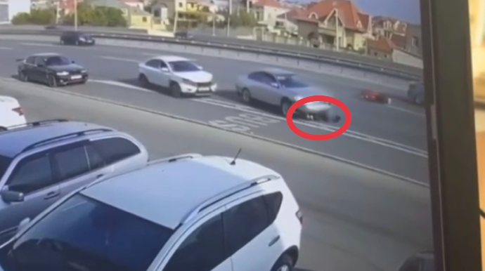 Bakı-Sumqayıt yolunda faciə: Qəzaya düşən motosikletçi maşının altında qaldı - VİDEO